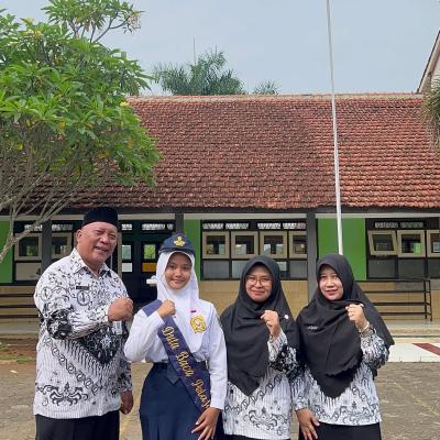 Selamat untuk Rizqia Dwi Nata dan Guru Pendamping